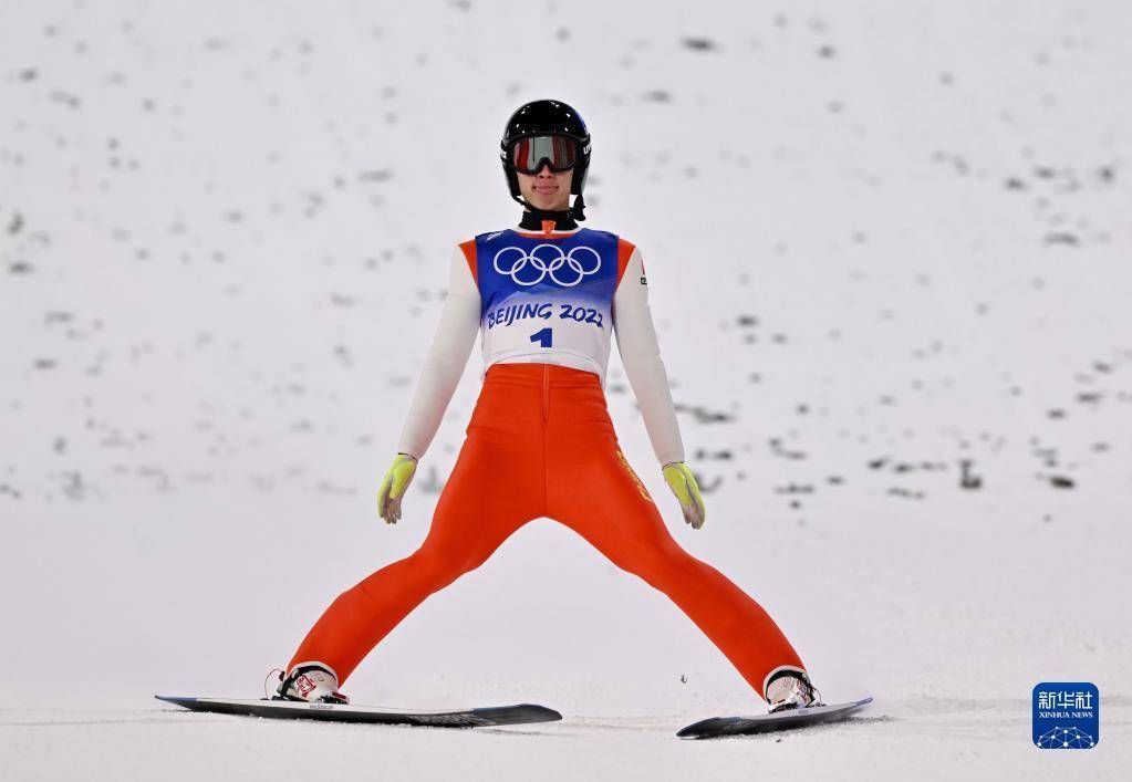 新华社记者|跳台滑雪男子团体：中国队亮相