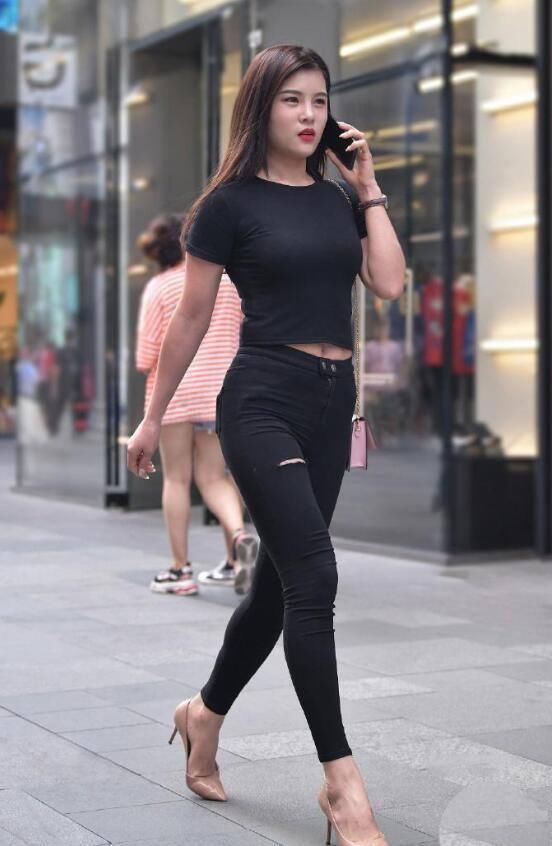 一身黑色的穿搭虽说显瘦,但是非常不建议这样穿搭,样式多样才有奇妙的效果