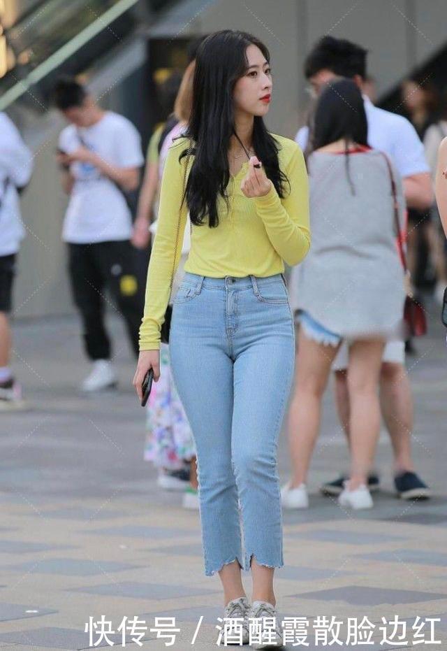 黄色针织上衣搭配八分牛仔裤,简约时尚,笑容迷人
