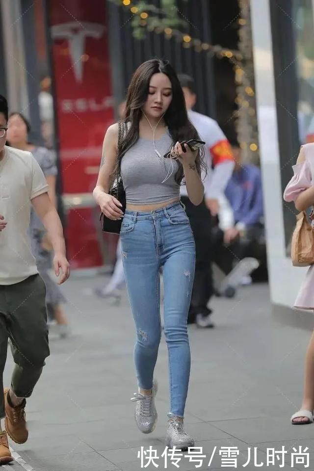 上衣|灰色短款上衣与浅色牛仔裤搭配,展现出满满的休闲范儿