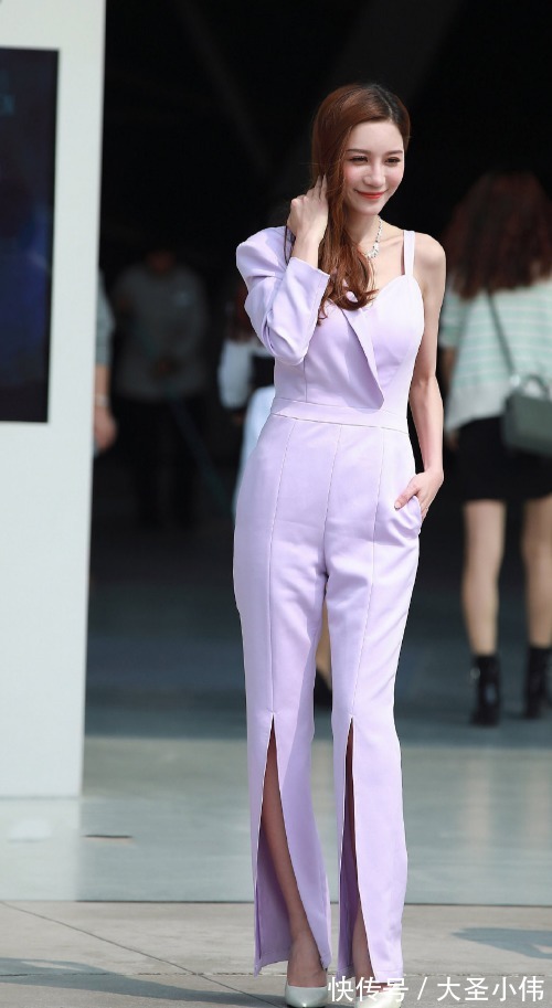 街拍|美女街拍:职场女性的巧妙穿搭,一身连体裤套装,尽显知性和干练的气质