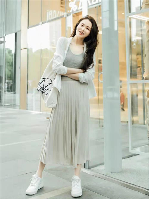 今年火了一种穿法，叫“衬衫＋长褶裙”，清新又迷人，潮人都爱了