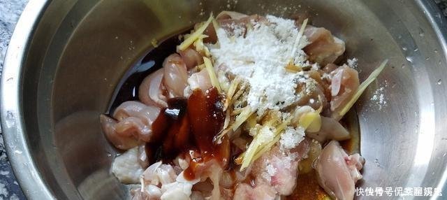 我家鸡腿从不红烧、加2包榨菜、不加一滴水,上桌就被吃光光