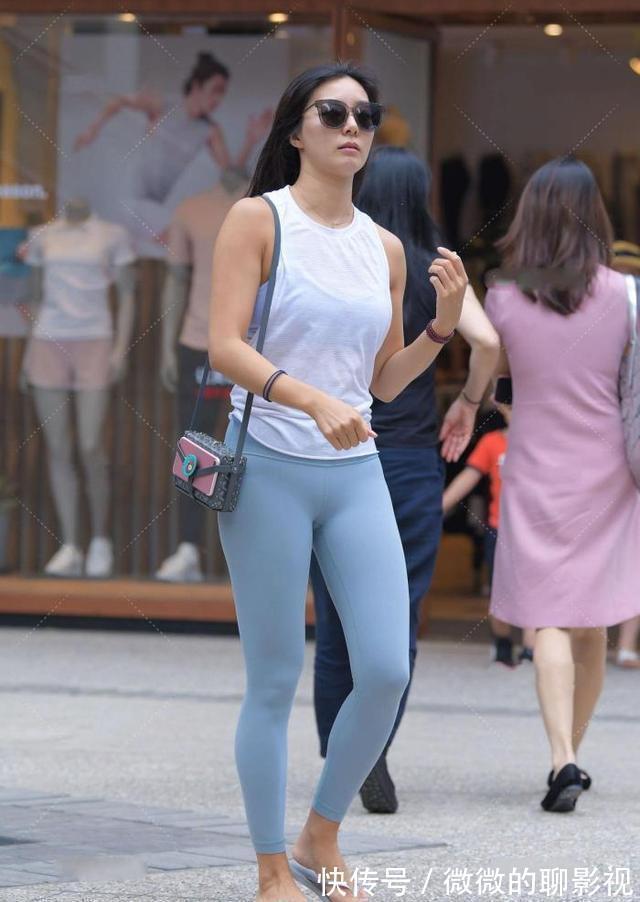 文艺风格 无袖圆领套头白背心,搭配浅蓝色运动裤,干净清新,文艺范十足