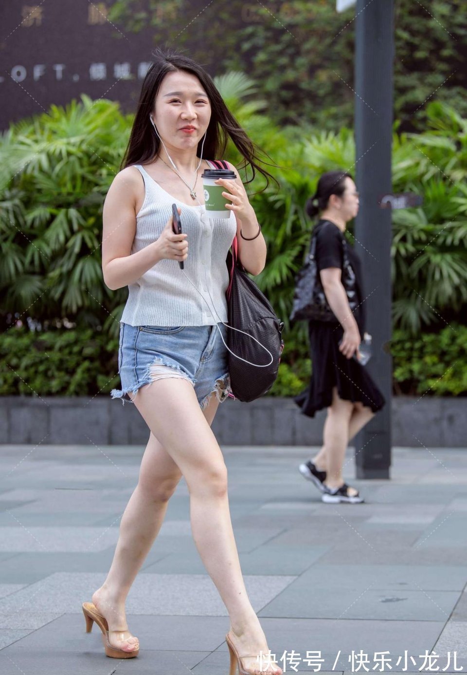 胳膊 微胖的美女散发出甜美的笑容,看到她的人过目不忘,我真的喜欢