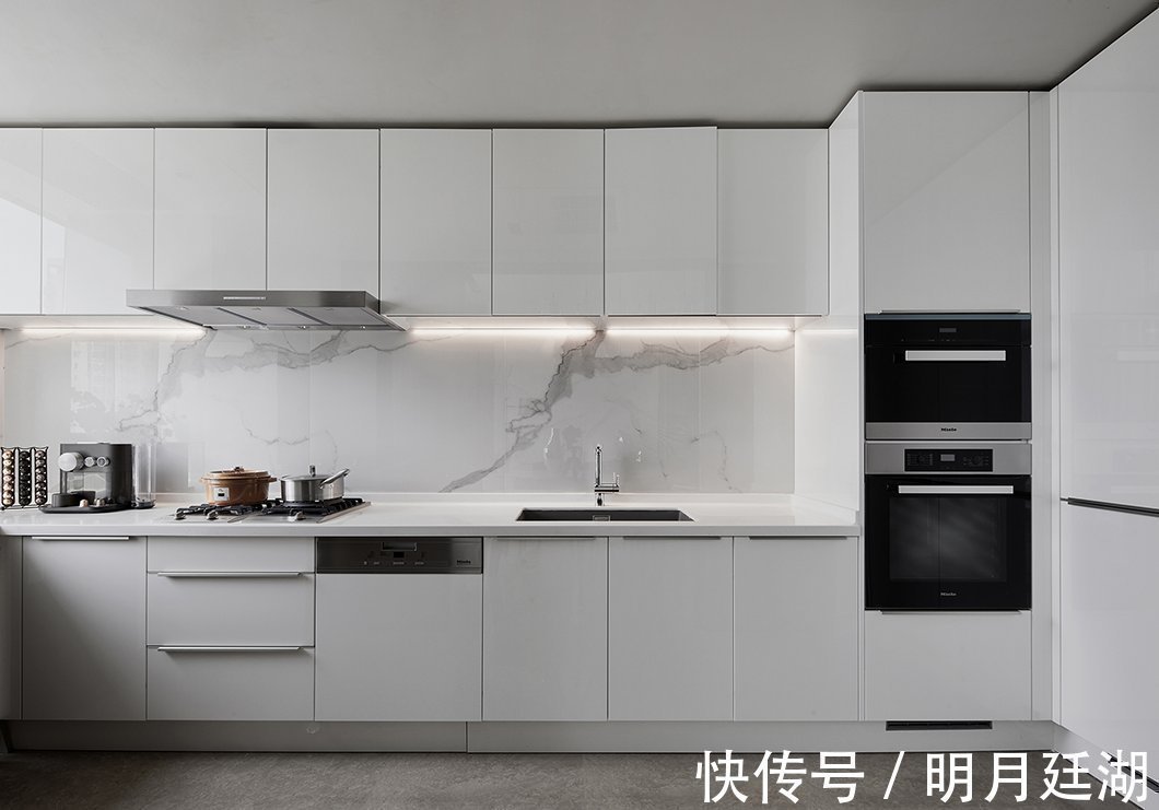 藏有露|200平的空间设计,简约却不简单,满满的细节,这样装才阔气