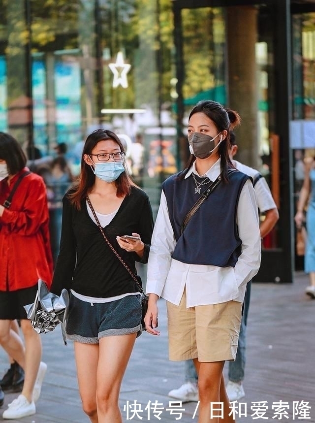  小心|街拍：小心机女孩的穿搭技巧，她们的穿搭有着独特魅力和个性特征