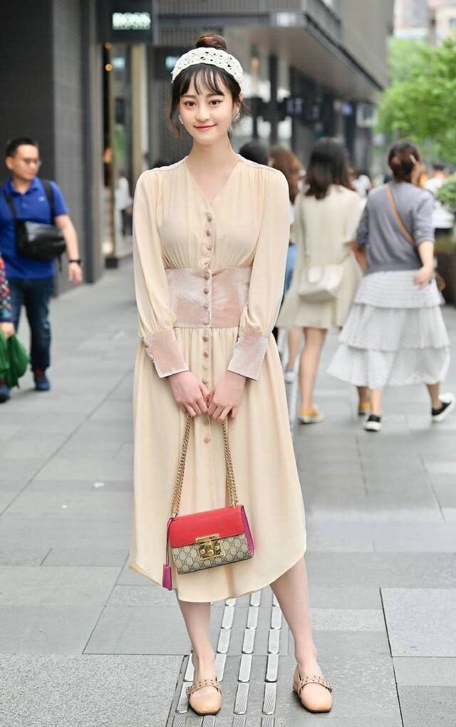 高跟鞋 包臀裙凸显曼妙的身姿,搭配高跟鞋显得十分的优雅,穿的好清凉