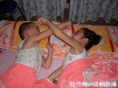 丝巾|相差20岁姐弟俩,一出门就这画面,妈妈看到忍不住笑了