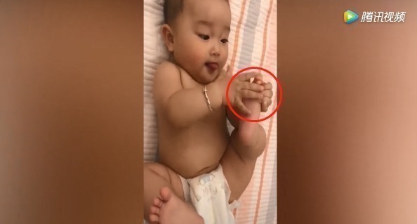 偷吃|宝宝偷吃脚脚被发现,妈妈问好不好吃,宝宝回答简直太可爱了