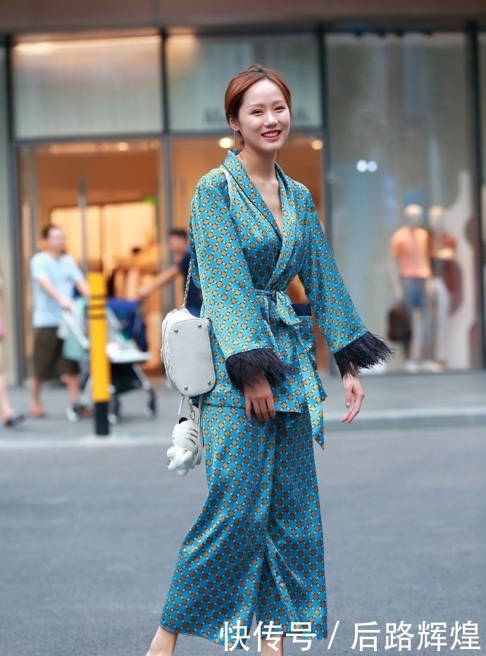 甜美|街拍丨小姐姐俏皮可爱,太甜美可人了