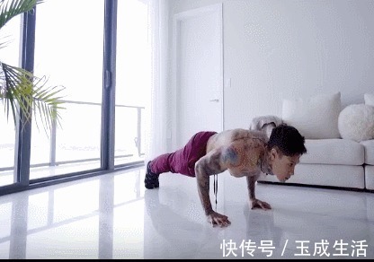 变式|尝试过多种俯卧撑后,还是觉得这4个变式好让你胸肌更宽厚