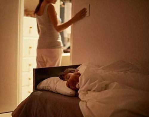 狄莺|12岁断奶,15岁仍和妈妈一起“睡觉”,妈妈的溺爱和纵容终结恶果