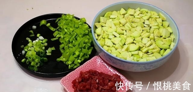 肉末|换个花样吃面条，茄子尖椒加肉末，做法简单适合忙碌的上班族