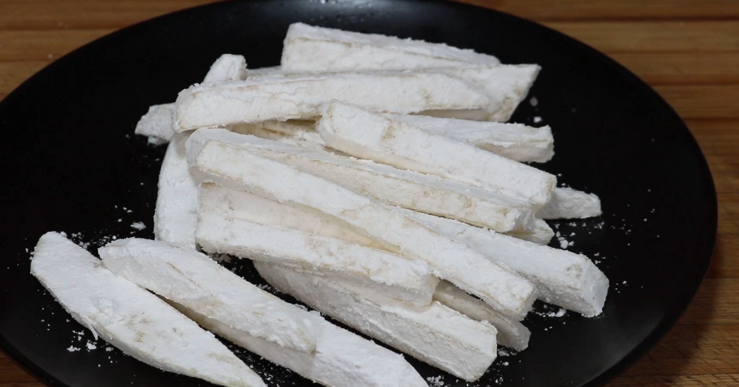 土豆切成条放冰箱里，太厉害了，老保姆拿手绝活，比外面买的香