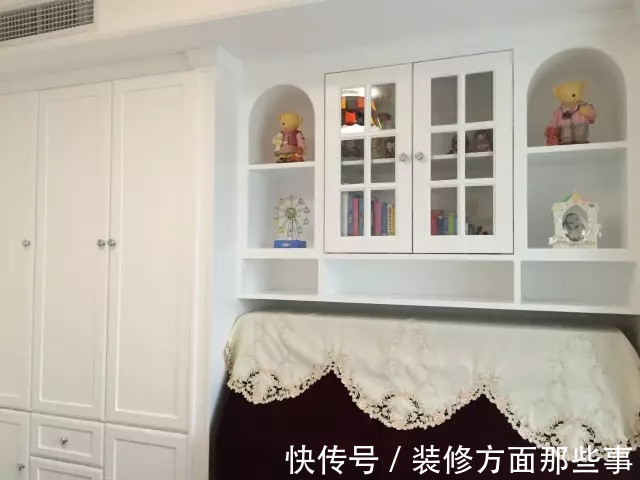 三居室|105平美式风三居室,浅灰的底色点缀亮黄、浅蓝为客厅时尚感