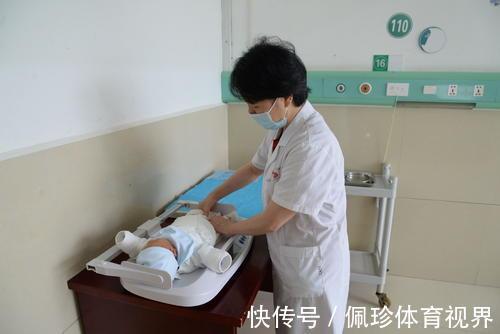 母乳|一岁前是孩子飞速成长期,四件事是拔苗助长,家长别急着让娃做