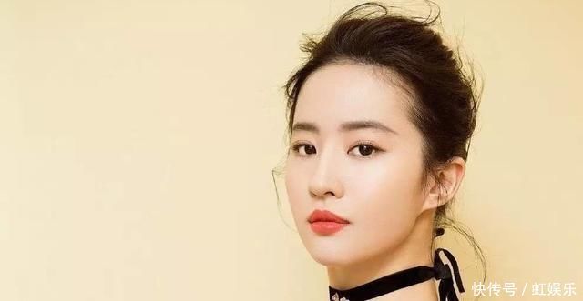 女生尽量别披头散发，试试最近很火的“女神扎发”，温柔还显气质