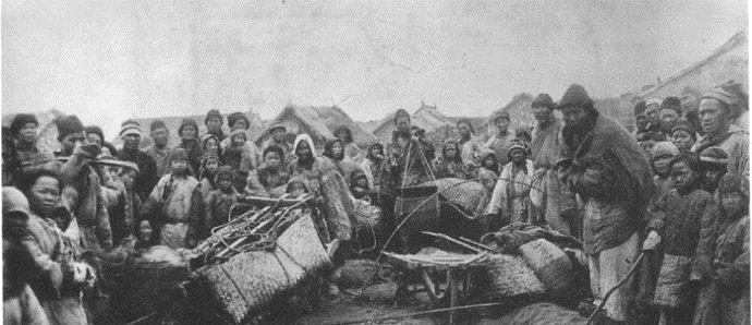 下图为住|清朝末的人们遭遇大水灾是怎么活的,罕见老照片