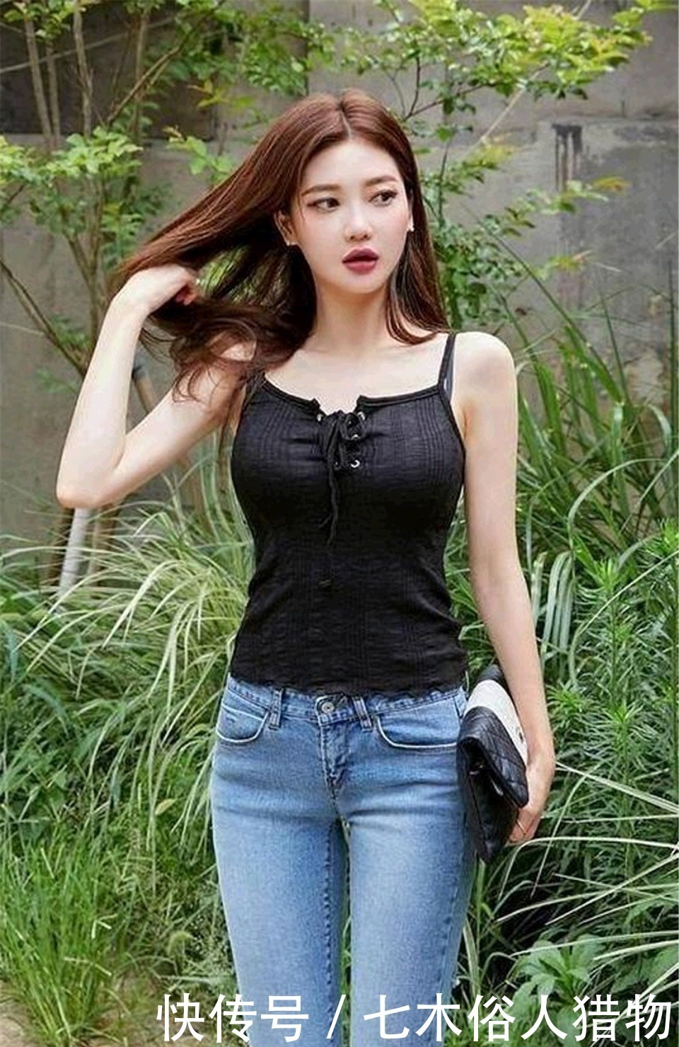 修身|街拍,白色短袖搭配牛仔热裤,修身显瘦彰显十足的潮范