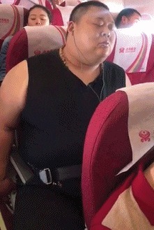 |搞笑GIF:妹子 你这套衣服不错 是你自己做的吧