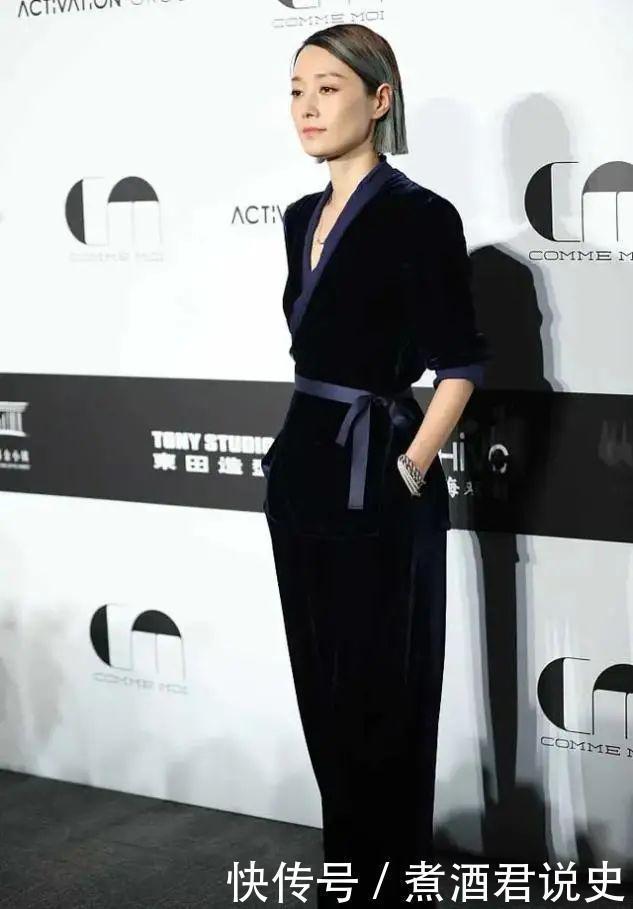 简约风|马伊琍又任性了,染一头蓝灰发色太显老,短发太过凌厉不女人