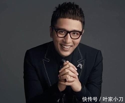 參觀華少住的豪宅，衣帽間塞滿名牌服飾，當主持人撈金能力很恐怖