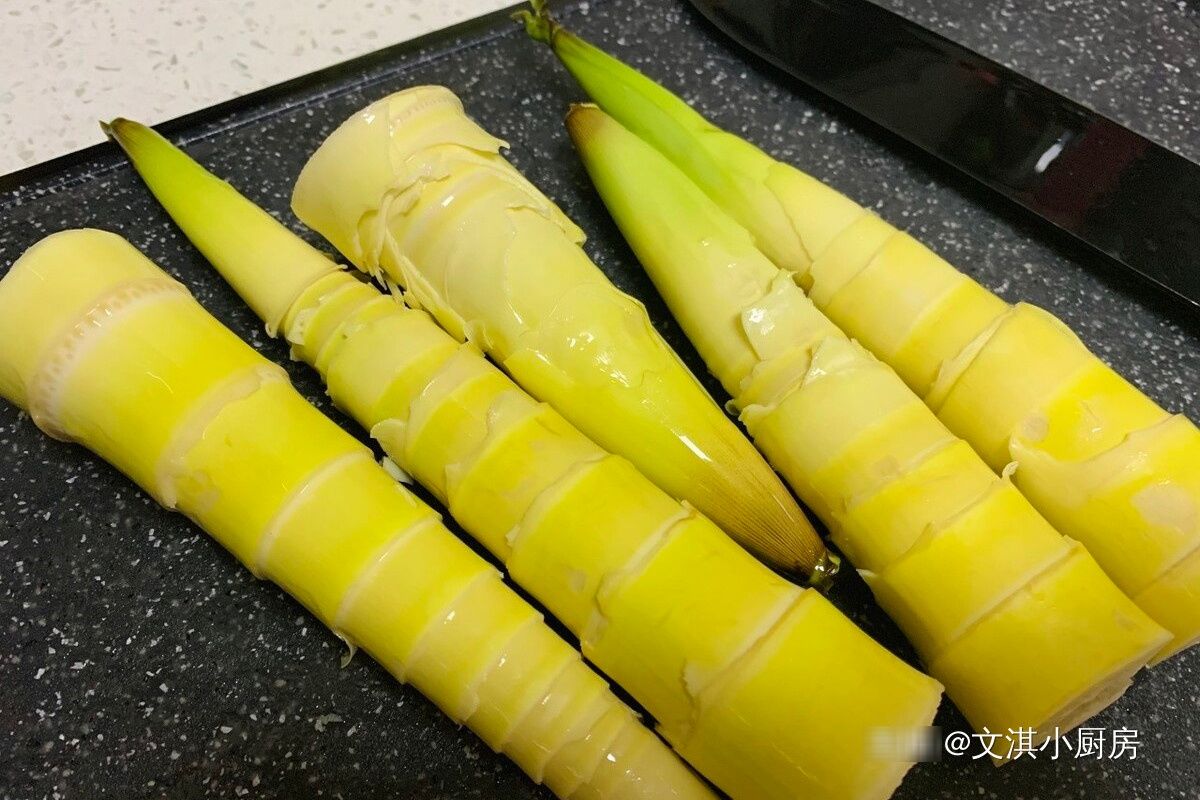 油焖春笋，炒前需要焯水吗？教你一招，色泽诱人，脆嫩鲜香不油腻