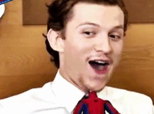 动作|荷兰弟宣传电影,不小心把手办的头弄掉,之后一个动作逗笑全场