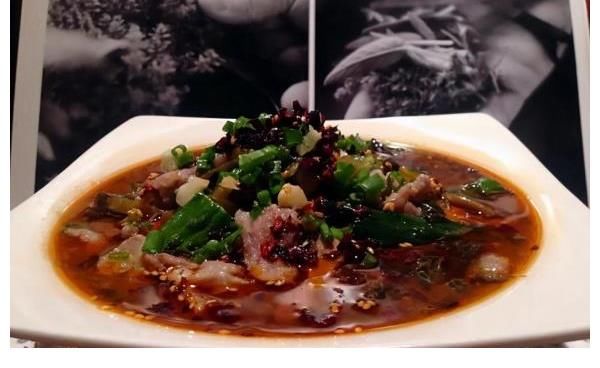 干辣椒|夏至过后，教你一道口水酸菜牛肉，用汤拌饭开胃解腻，营养十足。