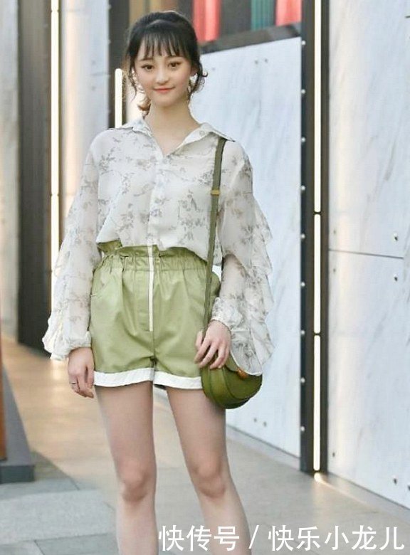 魅力紧身裙小姐姐,年轻自信的穿搭,尽显唯美气息