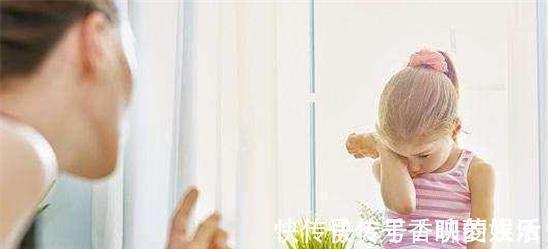 丽丽|家长情绪失控到底多可怕?4岁女孩拉裤子,妈妈一时气愤猛踹一脚