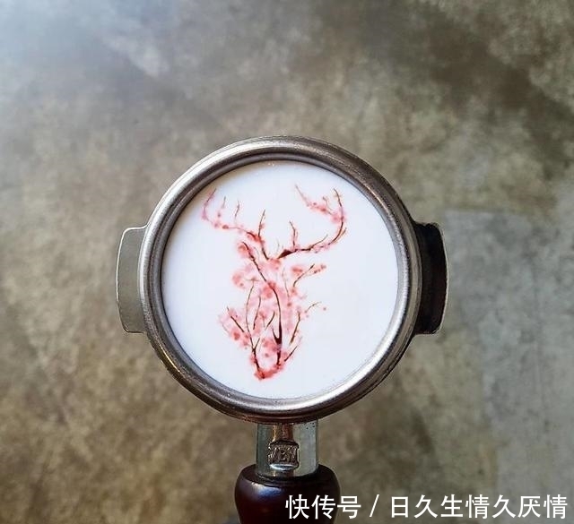  男子|韩国男子将咖啡做成了美图，顾客看的多喝的少