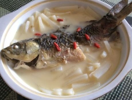 热水|炖鲫鱼汤时,用热水还是冷水做对了,鱼肉嫩滑,汤汁香浓发白