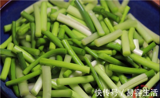 正确做法|炒蒜苔时，最忌焯水和过油了，教你正确做法，比饭店做的还好吃！