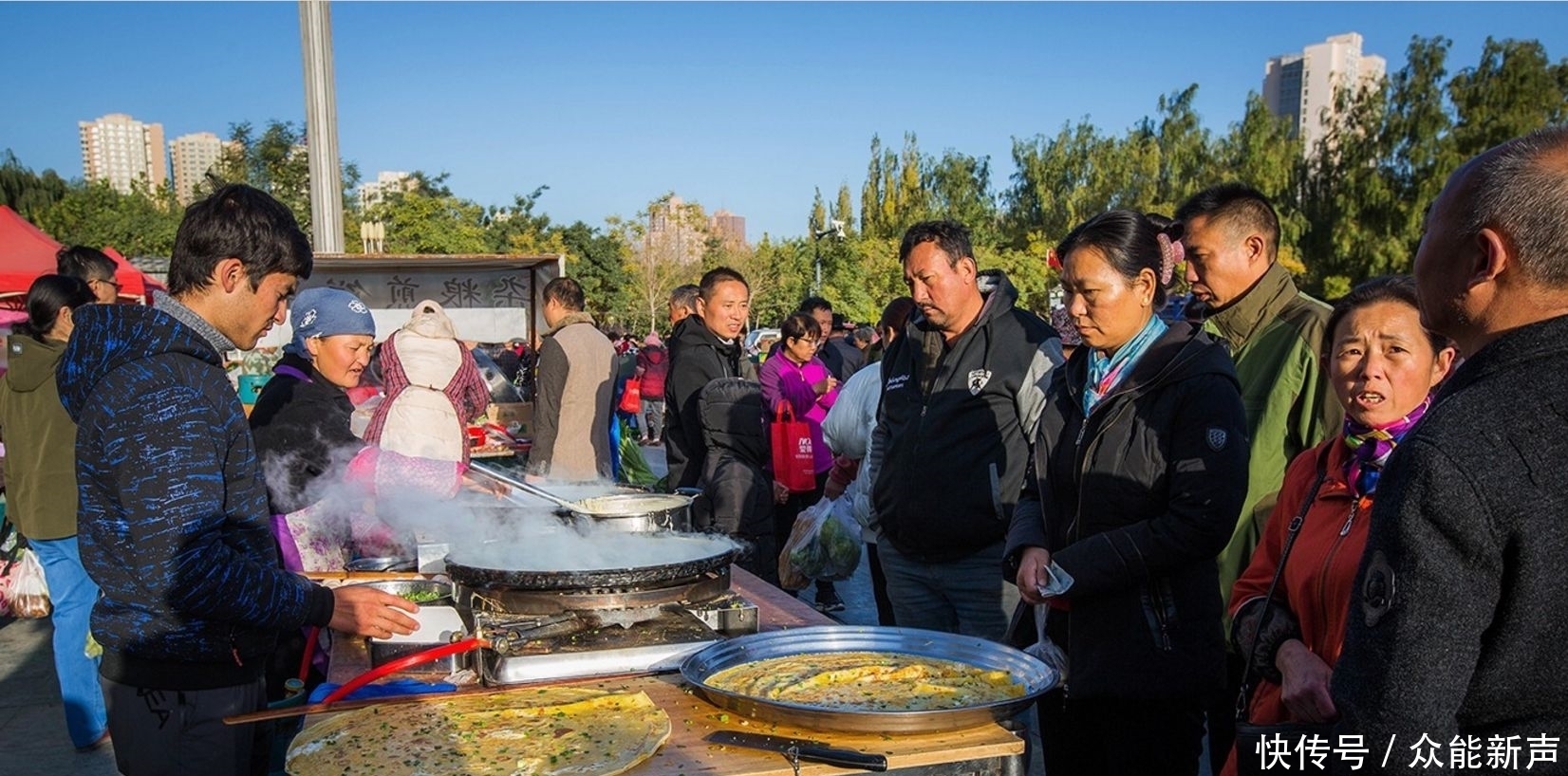 鸡蛋|小伙带母亲卖鸡蛋饼,没秘方客人还排长队,尝一口众人连连夸赞