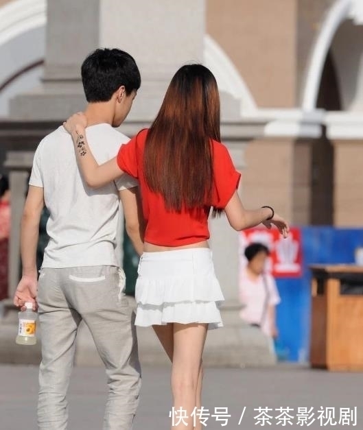 红色上衣的美女“热情如火”,走路主动与男子“搭肩”