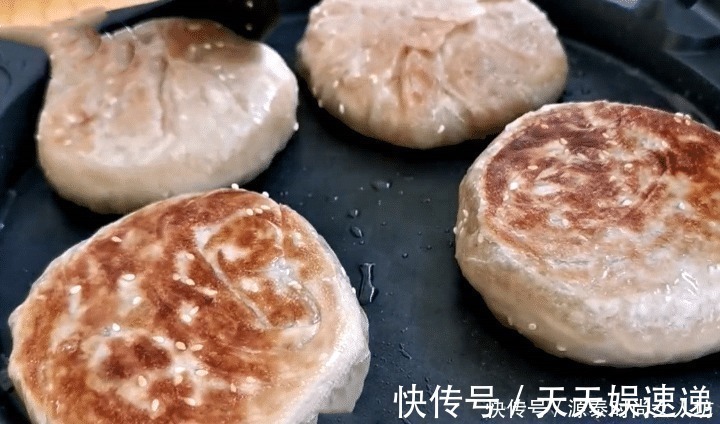 胡萝卜|做馅饼时，别再和面了，试试此做法，外酥里嫩，比买的还好吃