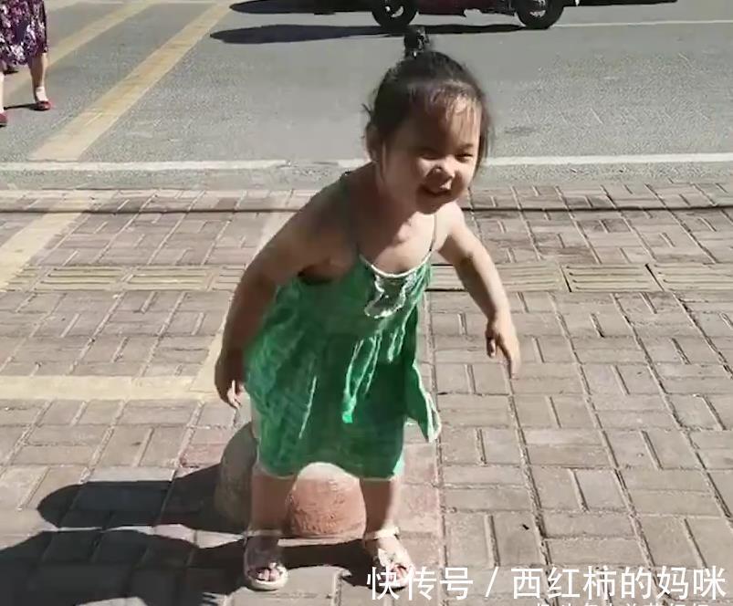 父母|萌娃扬言“不给看电视,就把自己晒死”,可惜败给了90后奶爸