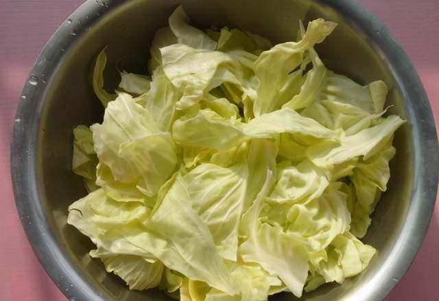 炒鸡蛋|大寒过后,要多吃包菜,叶酸含量高,炒一炒清爽可口,低脂健康