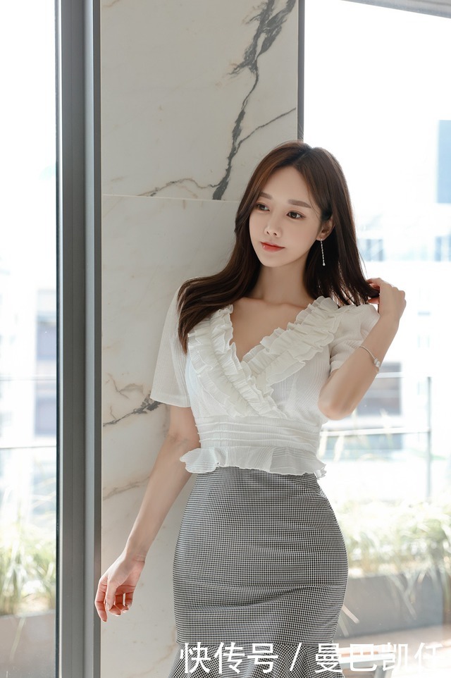 爱尔兰|孙允珠时尚穿搭美图:爱尔兰雪莉曼妙交叉雪纺洋裙