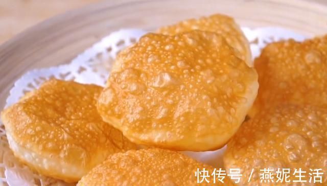 早餐别再做油条了,试试这样做,不用酵母、不用泡打粉,个个鼓泡