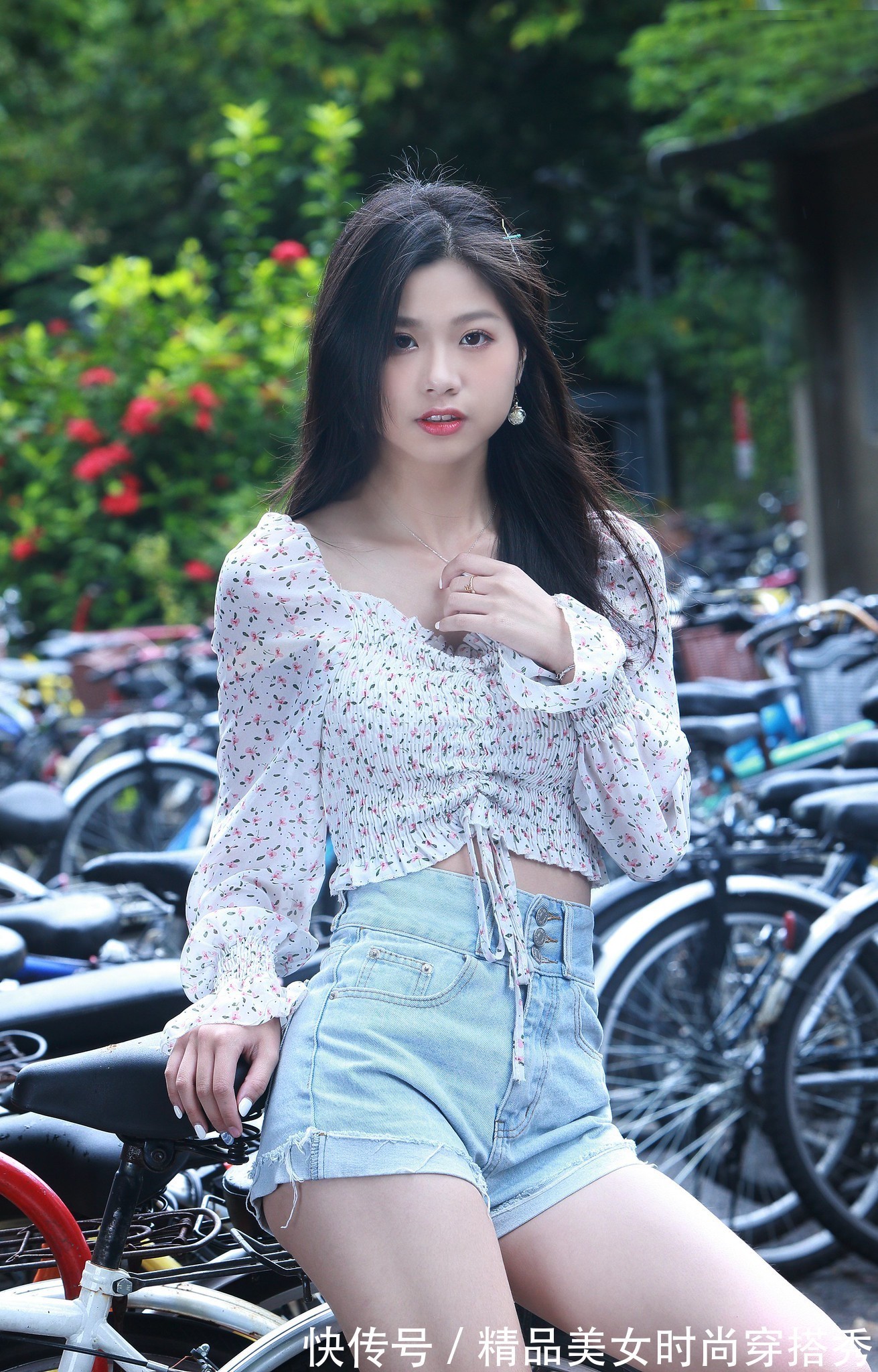 牛仔短裤|碎花的小衬衫搭配牛仔短裤,青春甜美气息浓郁