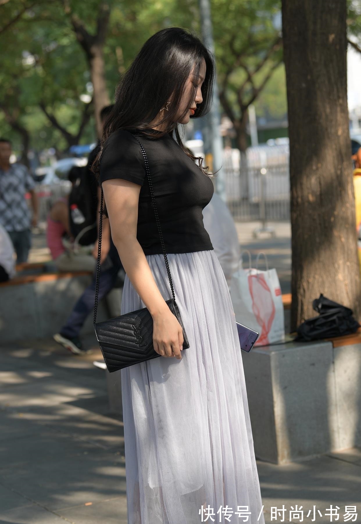 高跟鞋 长款百褶裙更适合熟龄女人,搭配高跟鞋,显成熟大气又优雅