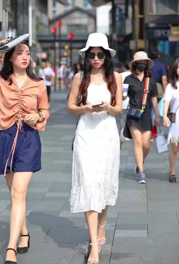 美女脚上搭配一双高跟鞋提升她的身高，又能够增加她的气质