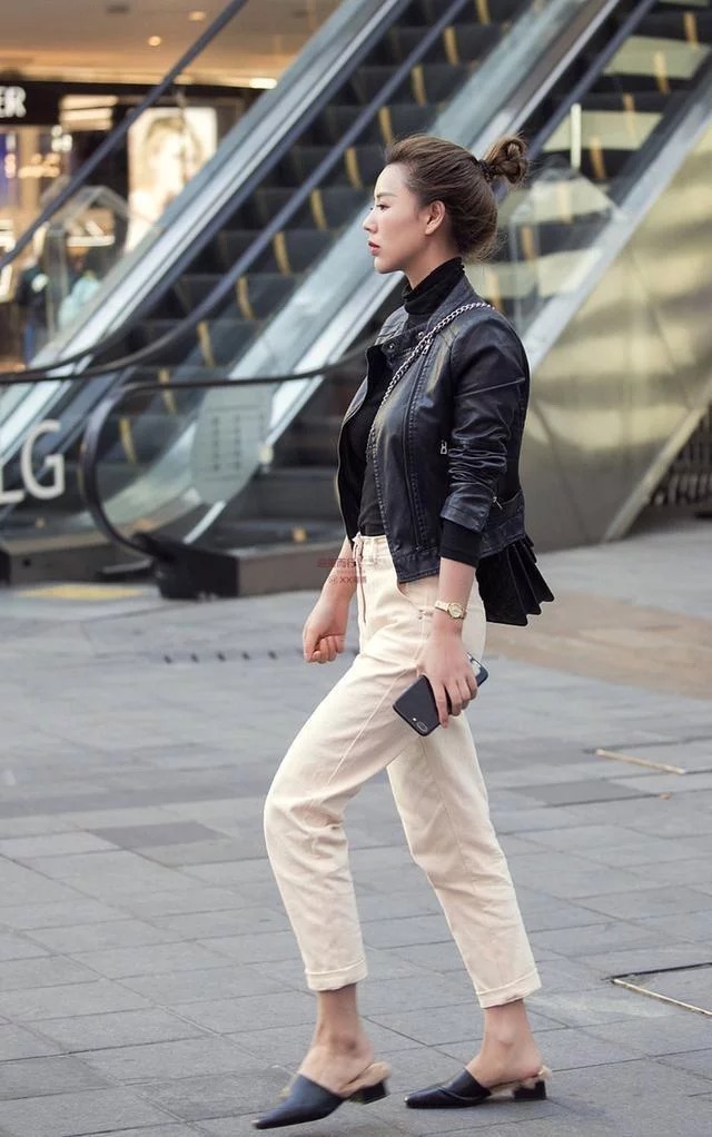 街拍：美女身穿黑白色的连衣裙，展示纤细的身材，简单不失好看