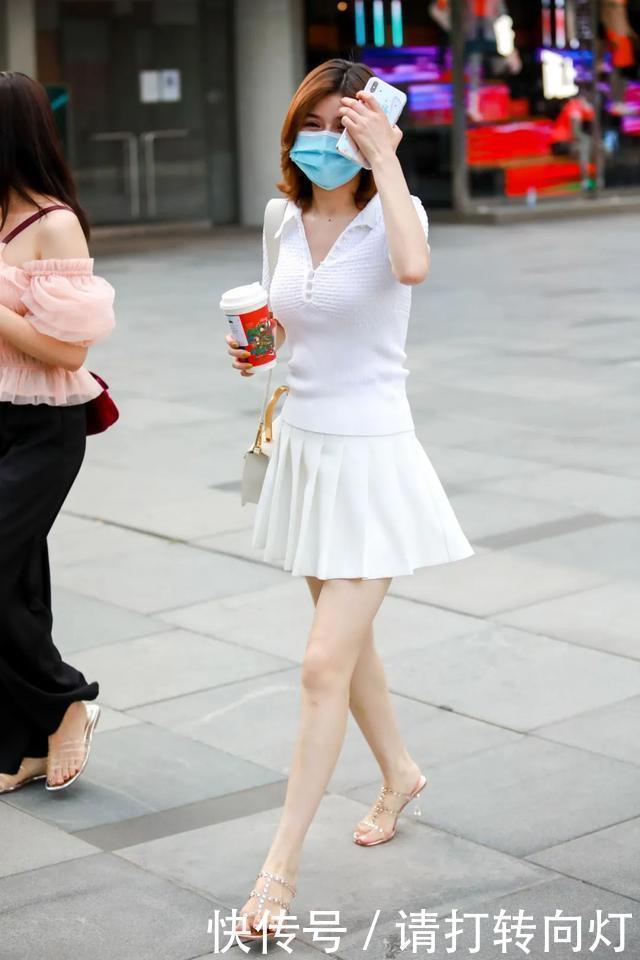 街拍粉色包臀裙大秀好身材,修身时尚,满满的少女心!