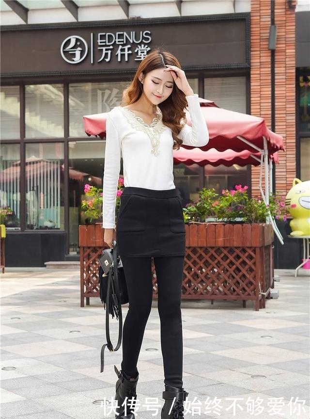 优雅|街拍:小姐姐气质甜美可人,白色连衣裙外搭披风,优雅大方!