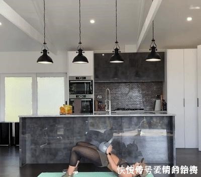 好身材|新西兰比基尼模特,从小健身,雕刻出性感腹肌和健美体格无可挑剔