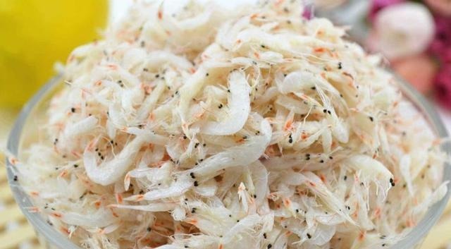 买虾皮时,选白色的还是浅红色的?渔民告诉你答案,买错了多花钱